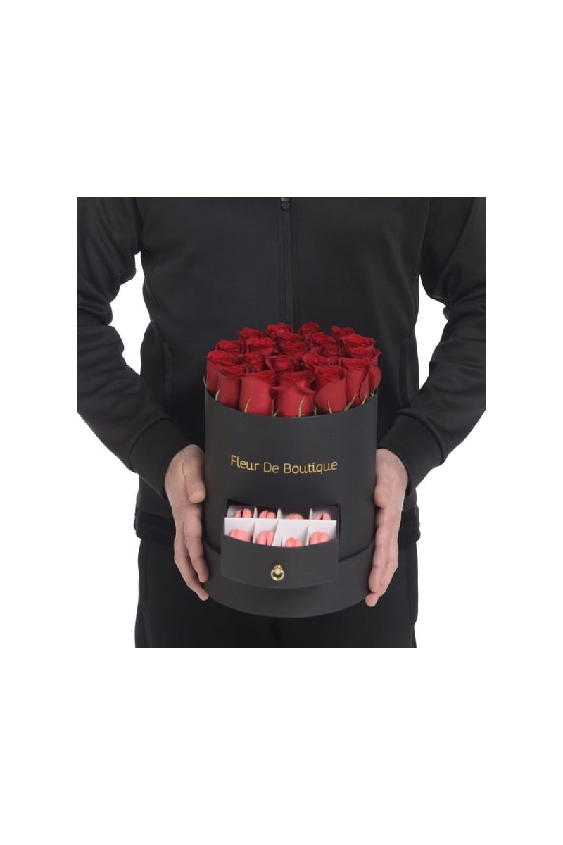 Büyük Boy Çekmeceli Siyah Silindir Kutuda Kırmızı Güller Ve Makaronlar