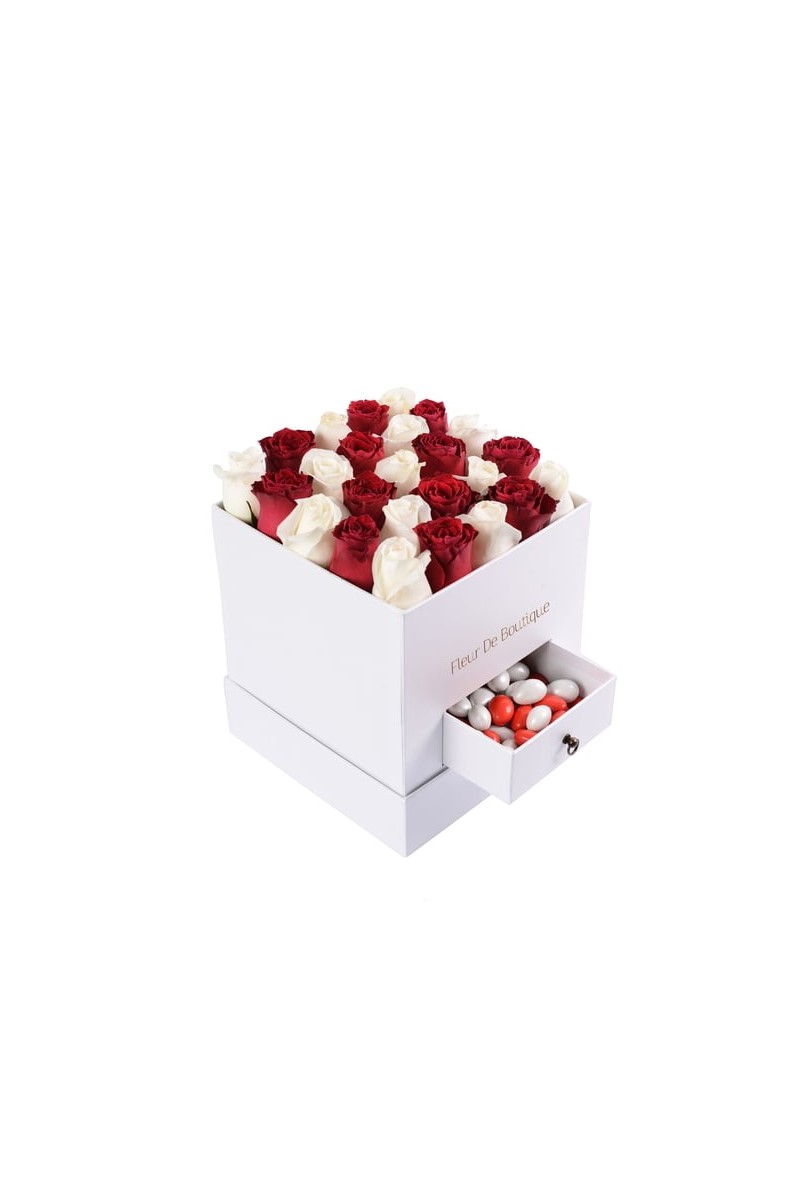 Beyaz Kare Kutuda Kırmızı-beyaz Güller Ve Badem Şekeri