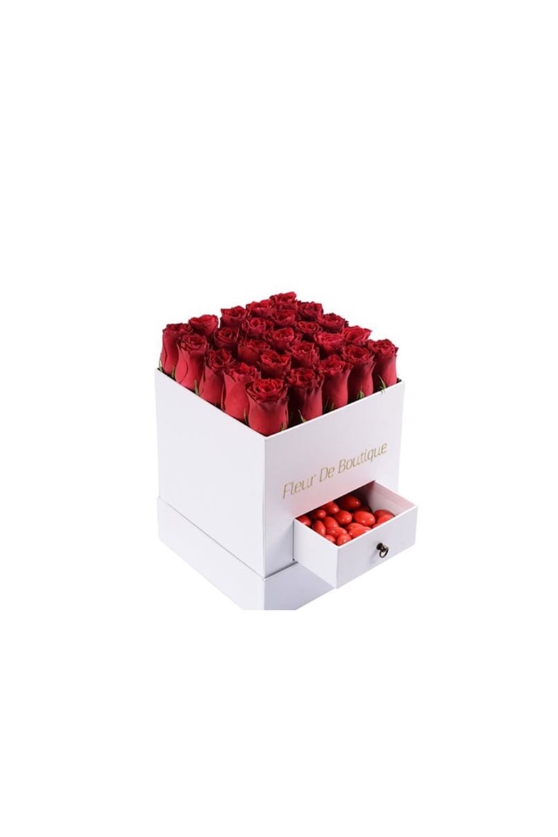 Beyaz Kare Kutuda Kırmızı Güller Ve Badem Şekeri