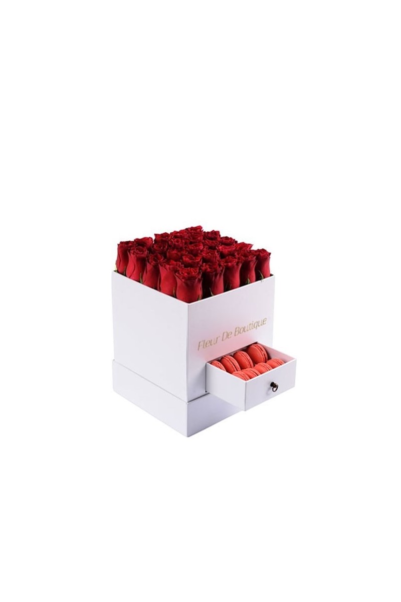 Beyaz Kare Kutuda Kırmızı Güller Ve Makaron
