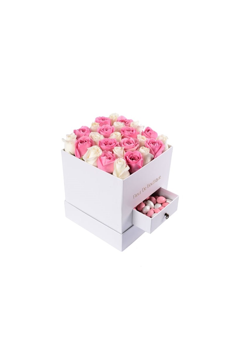 Beyaz Kare Kutuda Pembe Beyaz Güller Ve Badem Şekeri