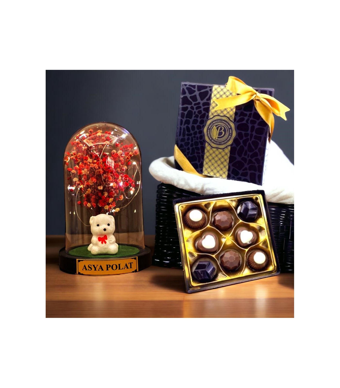 Kişiye Özel Çiçekli Mutlu Ayıcık Temalı Fanus - Led Işıklı ve Çikolata Kutusu