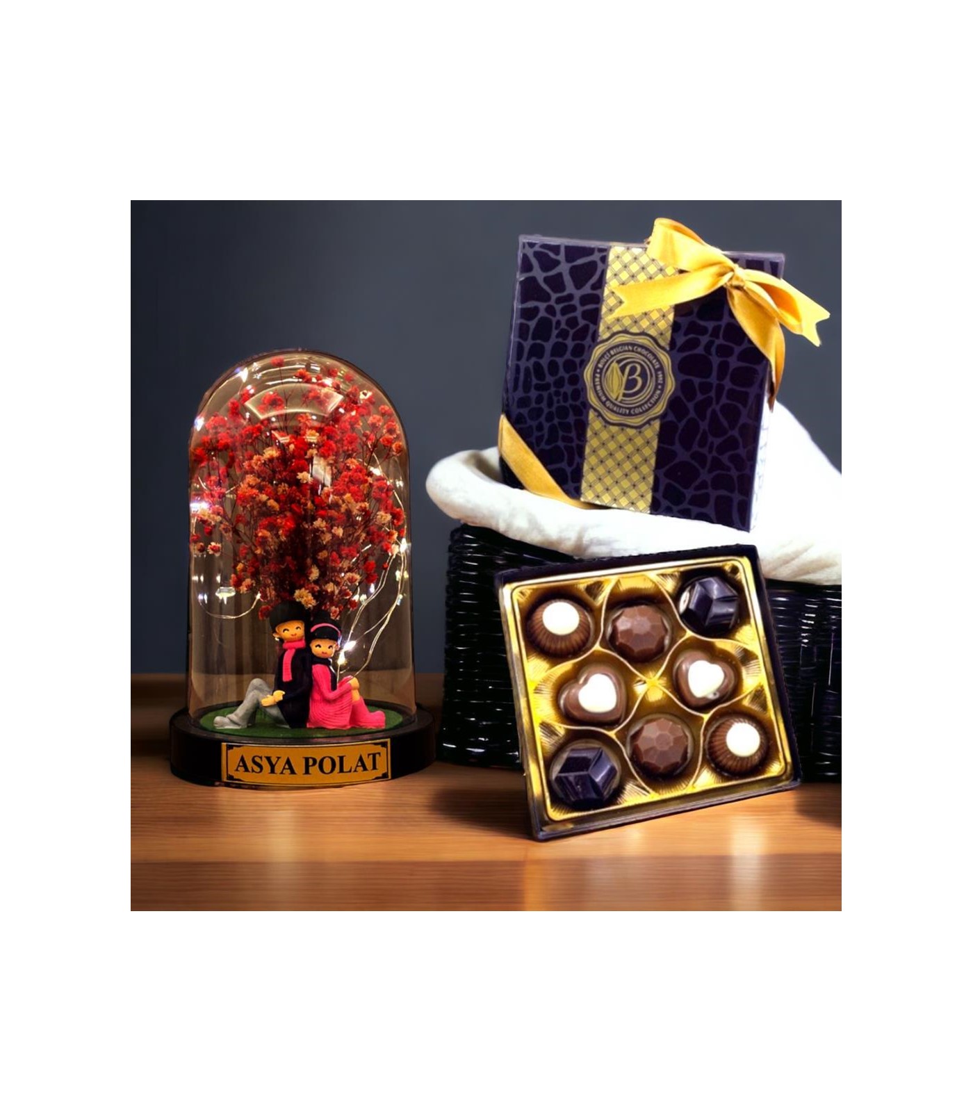 Kişiye Özel Çiçekli Sırt Sırta Sevgili Temalı Fanus - Led Işıklı ve Çikolata Kutusu