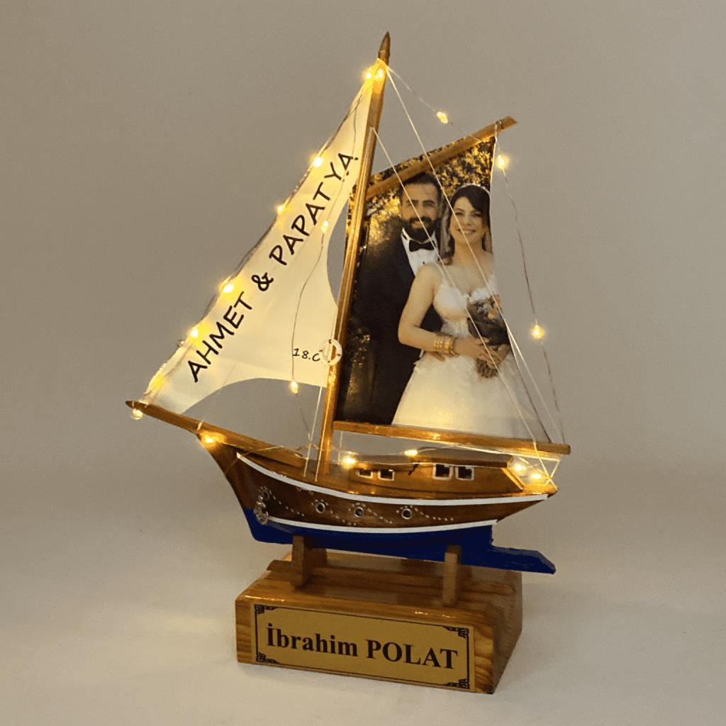 Kişiye Özel Fotoğraflı ve İsimli Ahşap Gemi Maketi, El Yapımı Led Işıklı (30cm x 39cm)