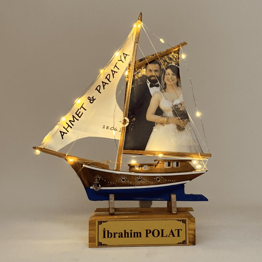 Kişiye Özel Fotoğraflı ve İsimli Ahşap Gemi Maketi, El Yapımı Led Işıklı (30cm x 39cm)