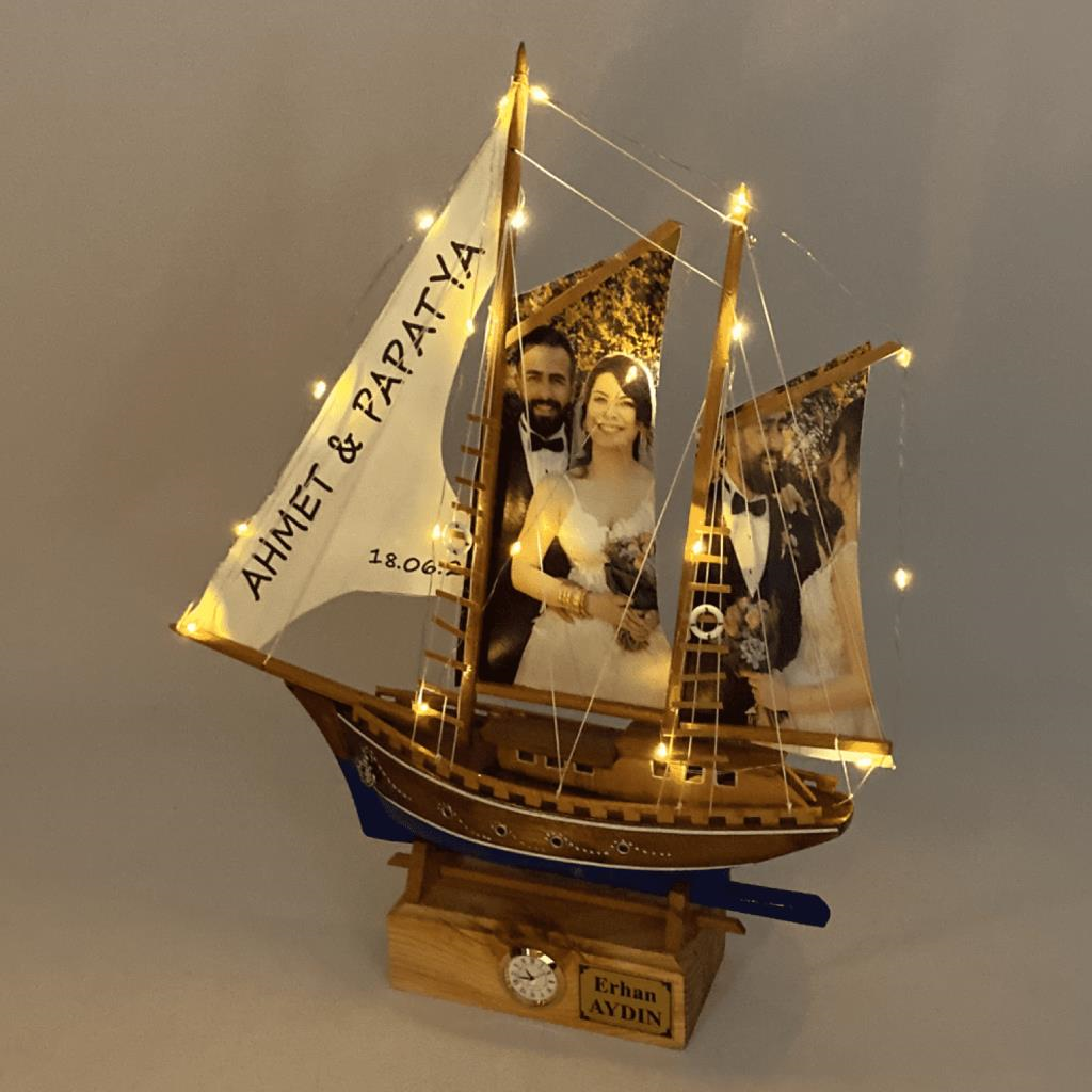 Kişiye Özel İsimli ve Fotoğraflı Ahşap Gemi Maketi - Saatli, El Yapımı Led Işıklı