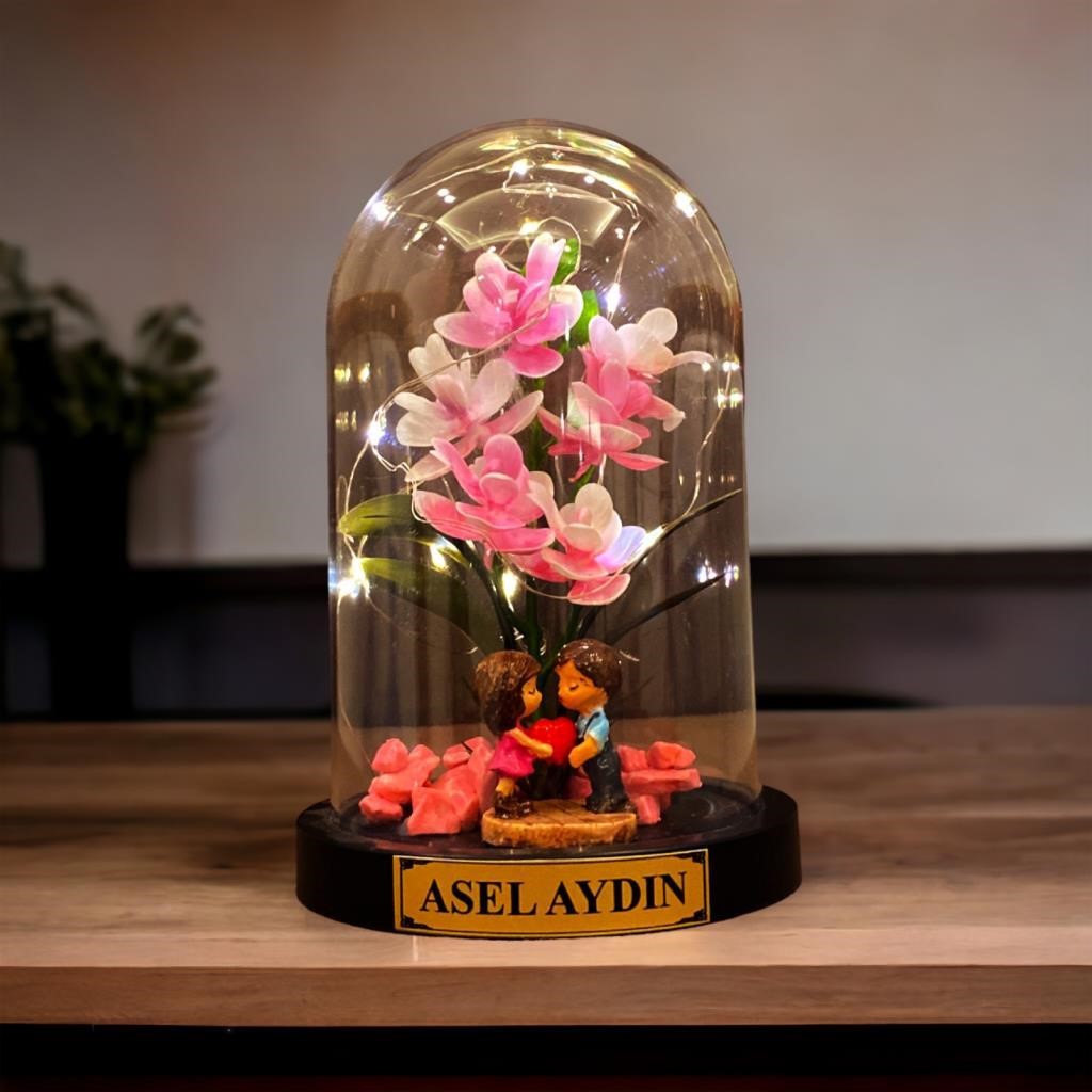 Kişiye Özel Kalp Tutan Sevgililer Işıklı Fanus - Zambak Çiçekli ve Çikolata Keseli