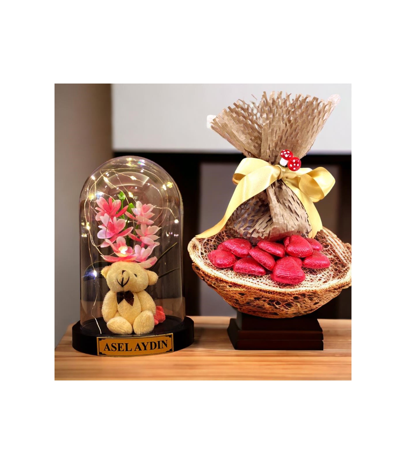 Kişiye Özel Peluş Ayıcıklı Işıklı Fanus - Zambak Çiçekli ve Çikolata Keseli