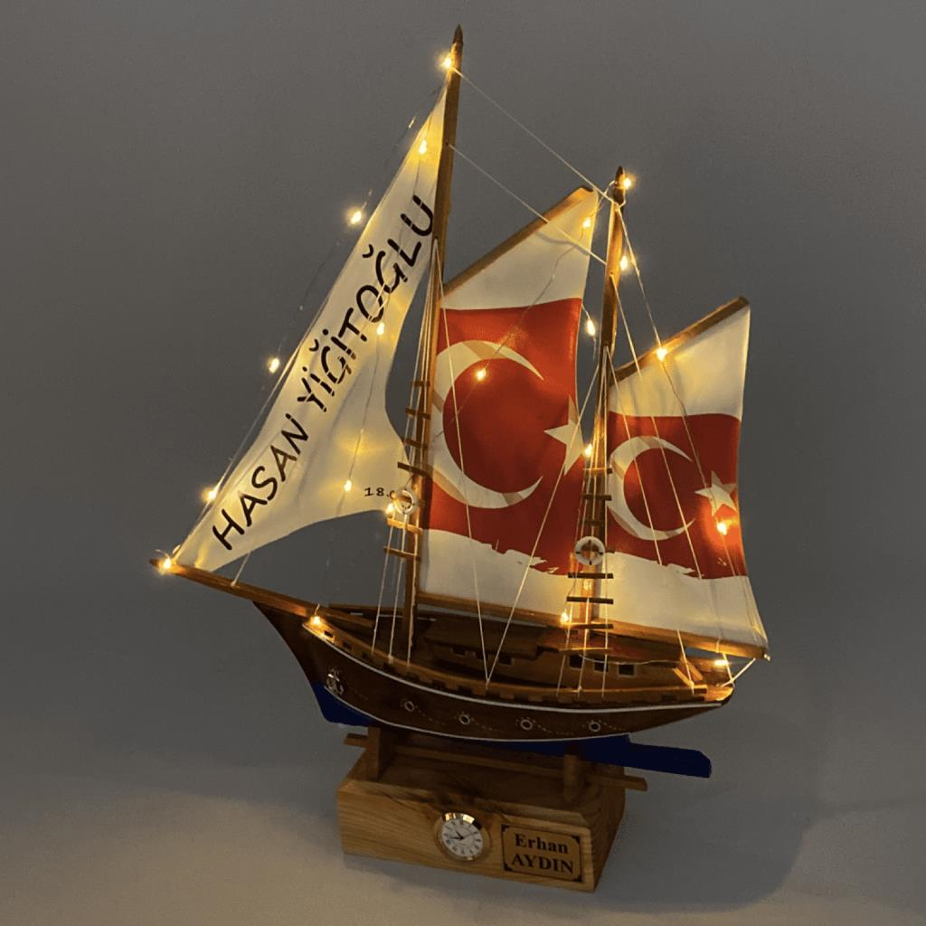Kişiye Özel Saatli, İsimli Ahşap Gemi Maketi - Türk Bayraklı, El Yapımı Led Işıklı