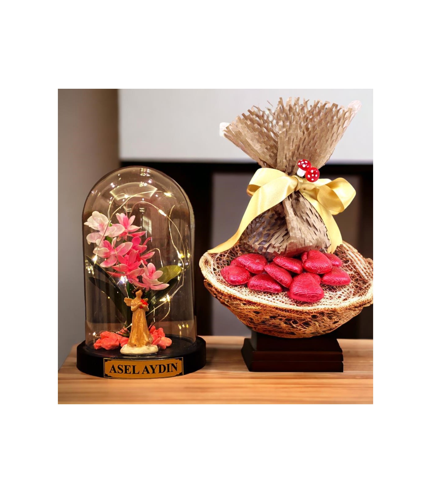 Kişiye Özel Şans Melekli Işıklı Fanus - Zambak Çiçekli ve Çikolata Keseli