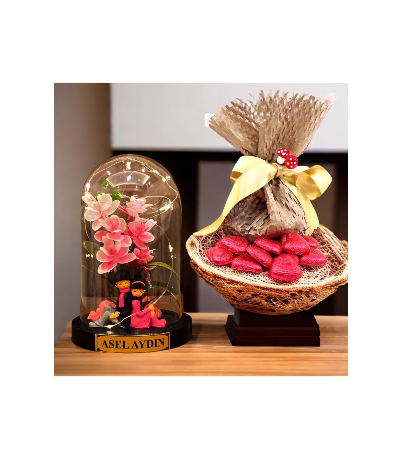 Kişiye Özel Sırt Sırta Sevgililer Işıklı Fanus - Zambak Çiçekli ve Çikolata Keseli