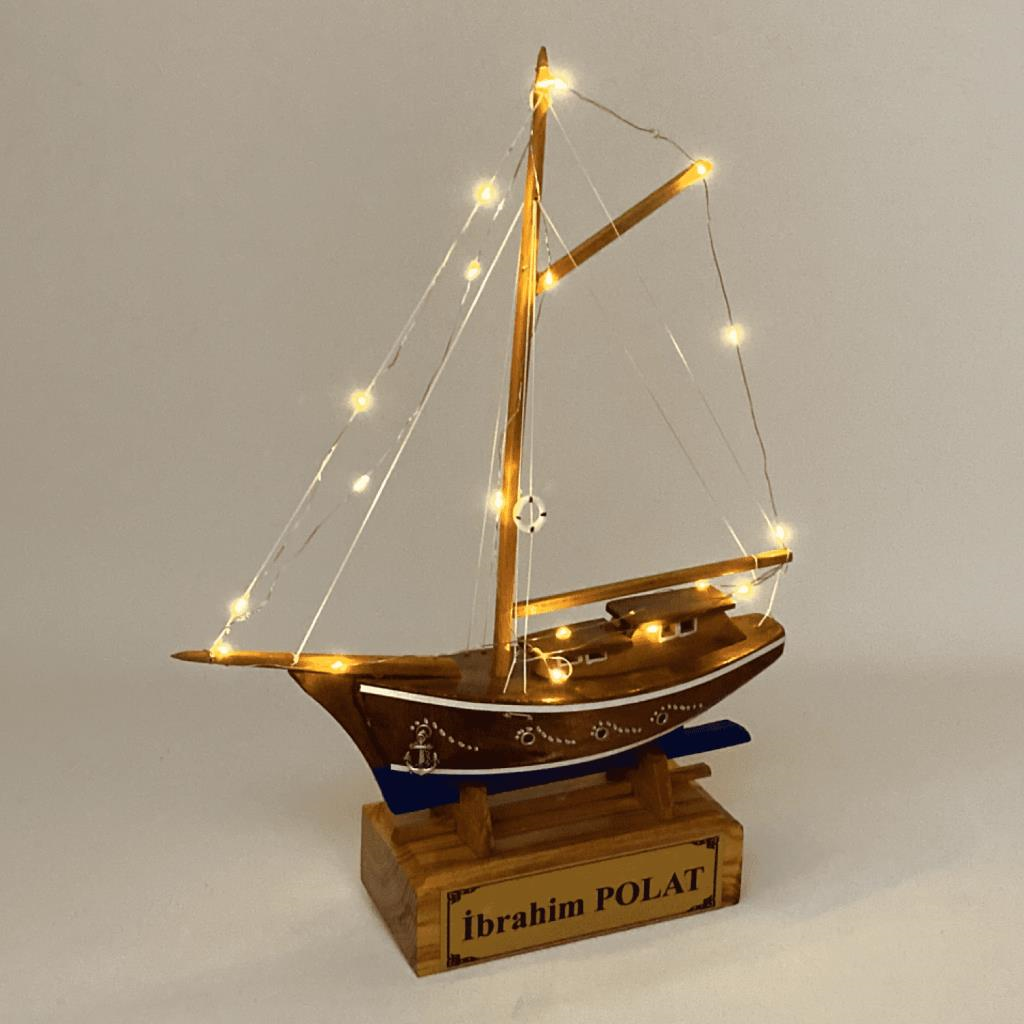 Kişiye Özel Tasarım İsimli Ahşap Gemi Maketi, El Yapımı Led Işıklı (30cm x 39cm)