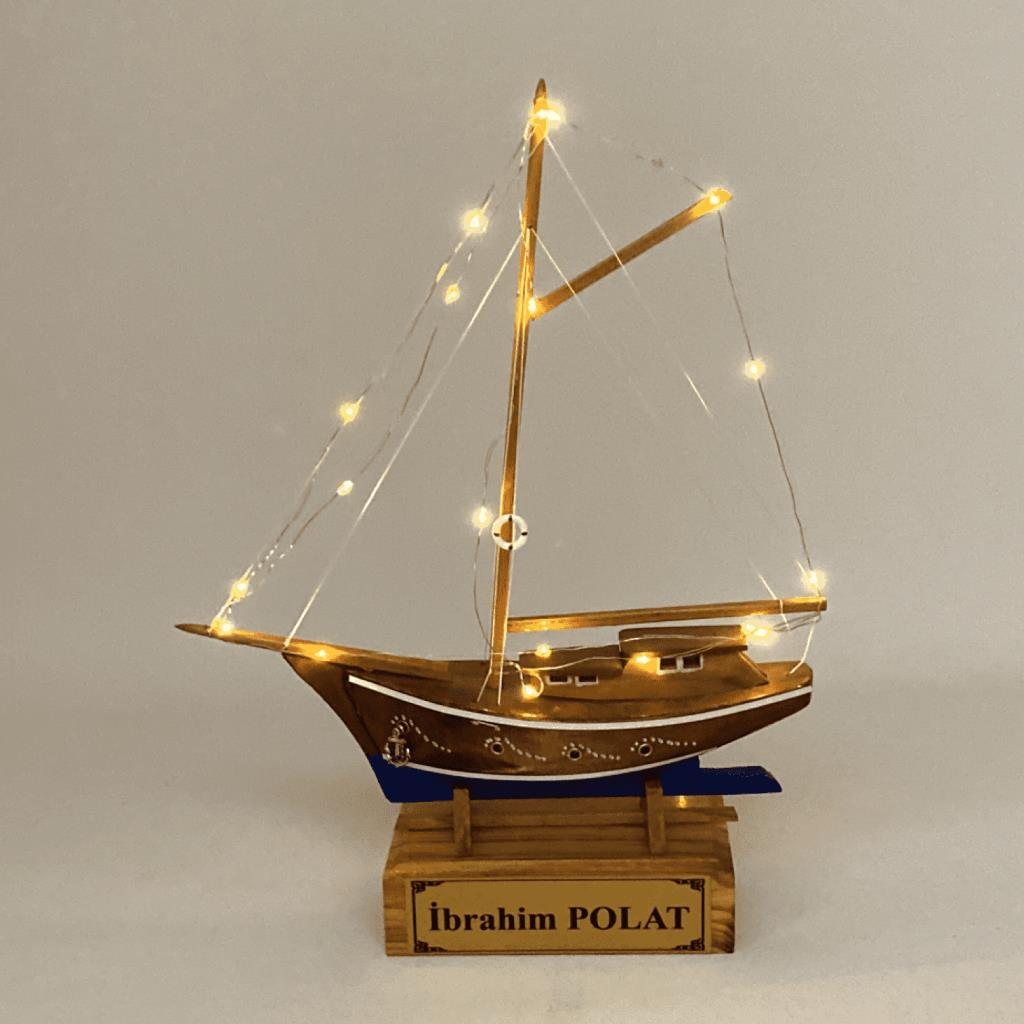 Kişiye Özel Tasarım İsimli Ahşap Gemi Maketi, El Yapımı Led Işıklı (30cm x 39cm)