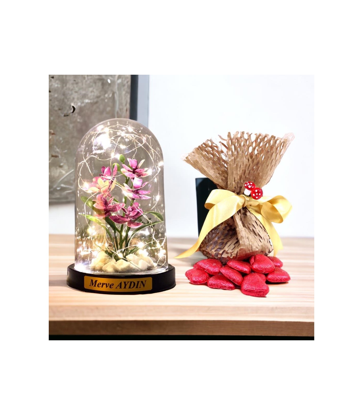 Kişiye Özel Tasarım Zambak Çiçekli Fanus - Led Işıklı ve Çikolata Keseli