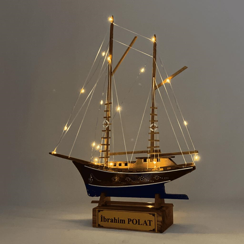 Kişiye Özel Tasarlanmış Doğal Ahşap Gemi Maketi, El Yapımı Led Işıklı
