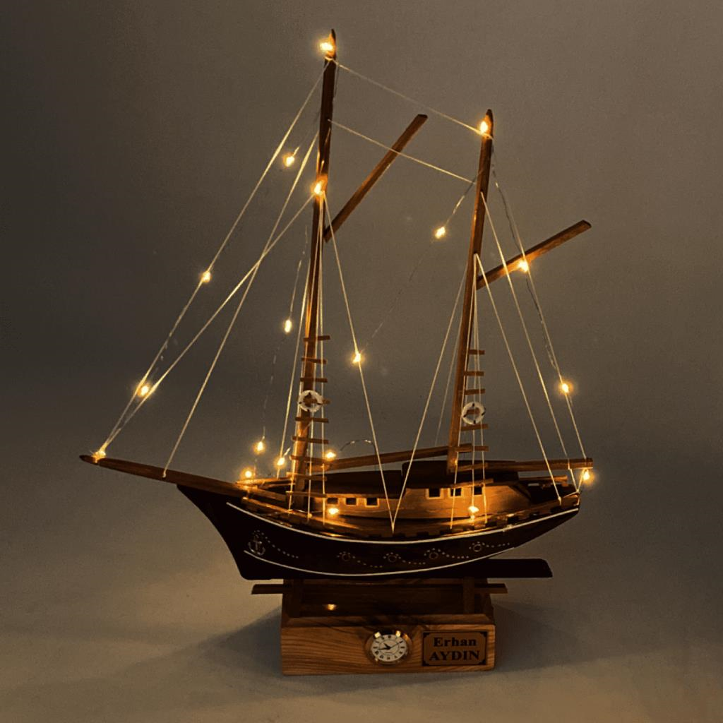 Kişiye Özel Tasarlanmış Doğal Ahşap Gemi Maketi, El Yapımı Led Işıklı ve Saatli