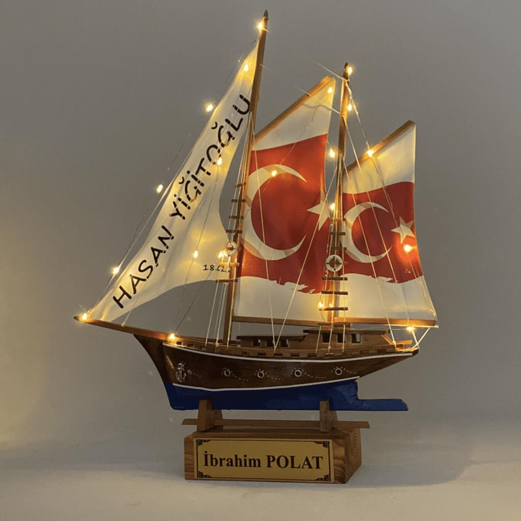 Kişiye Özel Tasarlanmış İsimli Ahşap Gemi Maketi, Türk Bayraklı, El Yapımı Led Işıklı
