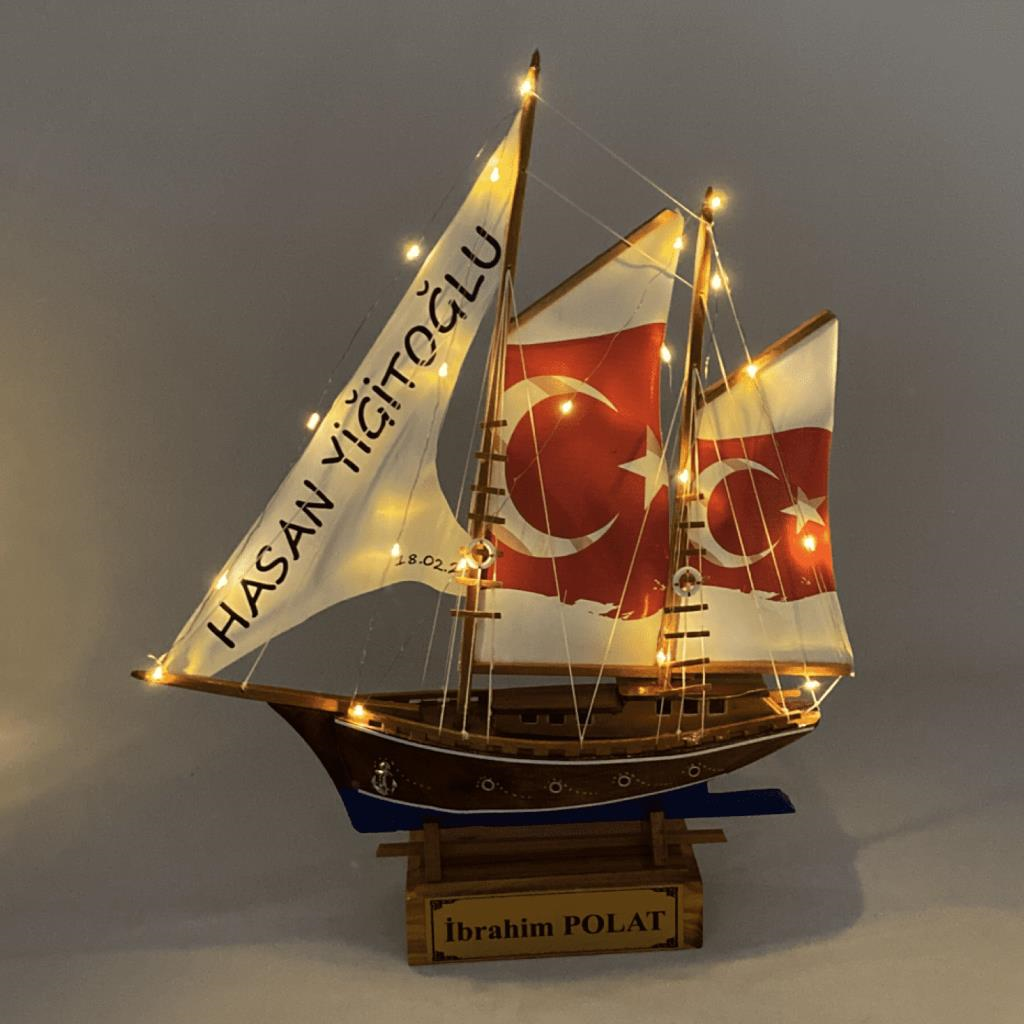 Kişiye Özel Tasarlanmış İsimli Ahşap Gemi Maketi, Türk Bayraklı, El Yapımı Led Işıklı