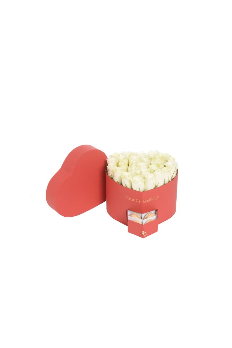 Kırmızı Çekmeceli Kalp Kutuda Beyaz Güller Ve Makaronlar